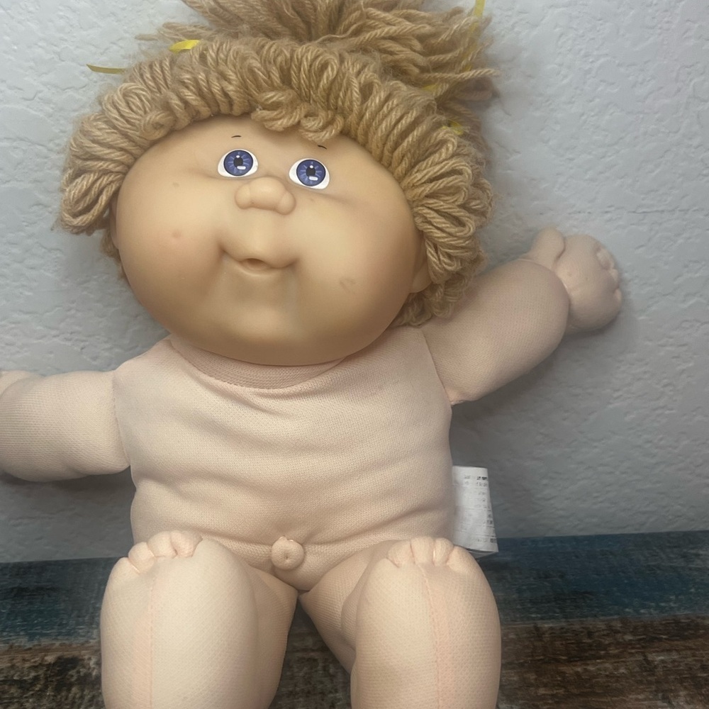 Charming Cabbage Patch Doll with Blonde Hair - Picture 3 of 7